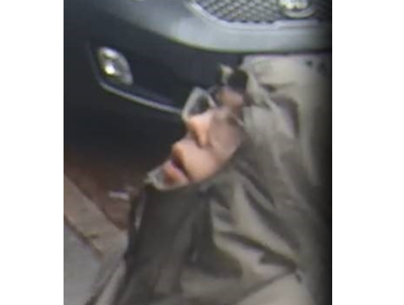 Han er mistænkt for at snyde tre forskellige til at udlevere deres hævekort