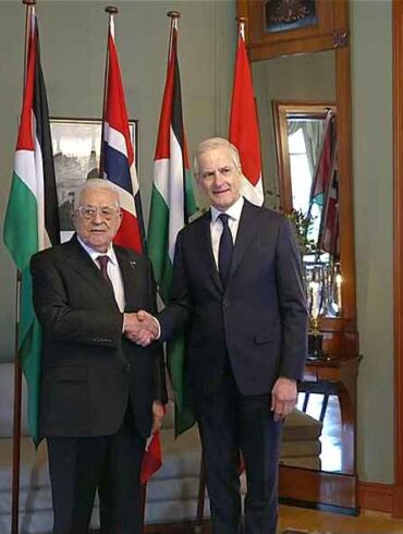 Kongefamilien og politikere bød Mahmoud Abbas entusiastisk velkommen – kommentarfeltet var ikke lige så entusiastisk.