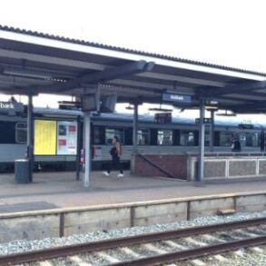 Den Korte Avis | 19-årig blev skubbet ud foran tog – 21-årig mand er varetægtsfængslet i surrogat og sigtet for drabsforsøg