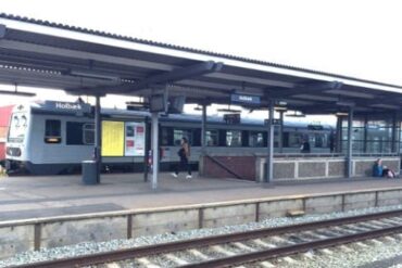 Den Korte Avis | 19-årig blev skubbet ud foran tog – 21-årig mand er varetægtsfængslet i surrogat og sigtet for drabsforsøg