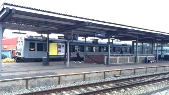 Den Korte Avis | 19-årig blev skubbet ud foran tog – 21-årig mand er varetægtsfængslet i surrogat og sigtet for drabsforsøg