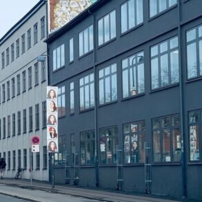 Den Korte Avis | De Radikales Samira Nawa hænger valgplakat op med muslimsk tørklæde – samarbejde mellem venstrefløjen og muslimer vokser frem flere steder i Vesteuropa