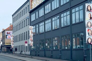 Den Korte Avis | De Radikales Samira Nawa hænger valgplakat op med muslimsk tørklæde – samarbejde mellem venstrefløjen og muslimer vokser frem flere steder i Vesteuropa