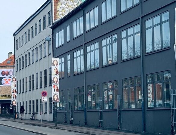 Den Korte Avis | De Radikales Samira Nawa hænger valgplakat op med muslimsk tørklæde – samarbejde mellem venstrefløjen og muslimer vokser frem flere steder i Vesteuropa