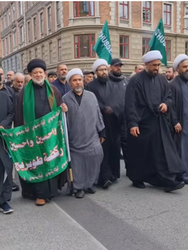 Den Korte Avis | Flere hundrede tilhængere af Khamenei sørgede i København – politikere raser: De skal ikke have dansk statsborgerskab, og de skal ud af Danmark