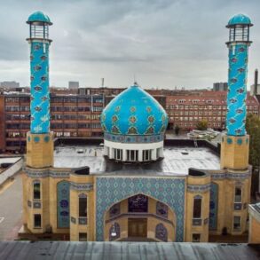 Den Korte Avis | Imam i stor moské i København hylder Irans afdøde leder Khamenei – afsløringer kan ende med, at moskeen bliver lukket