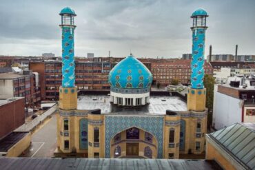 Den Korte Avis | Imam i stor moské i København hylder Irans afdøde leder Khamenei – afsløringer kan ende med, at moskeen bliver lukket