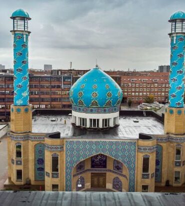 Den Korte Avis | Imam i stor moské i København hylder Irans afdøde leder Khamenei – afsløringer kan ende med, at moskeen bliver lukket