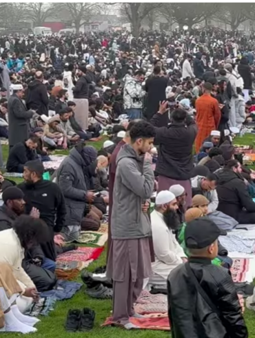 Den Korte Avis | Islam skyller ind over Europa: Tusindvis af muslimer samlet til bøn på offentlige pladser ved Ramadanens afslutning