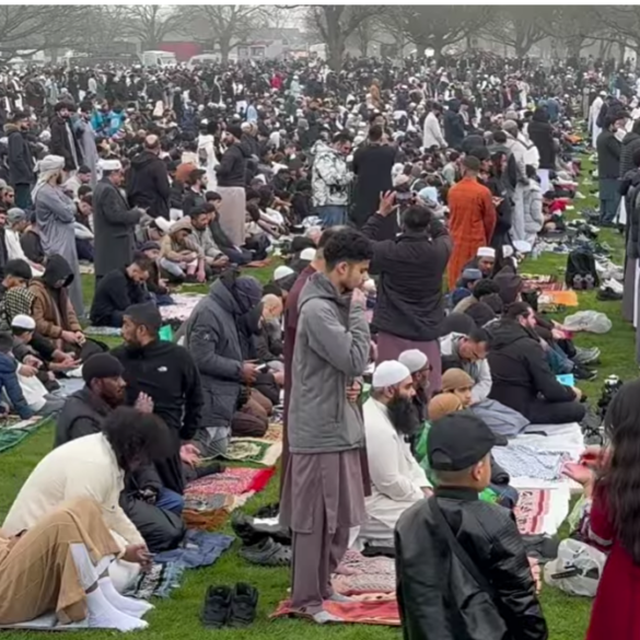 Den Korte Avis | Islam skyller ind over Europa: Tusindvis af muslimer samlet til bøn på offentlige pladser ved Ramadanens afslutning