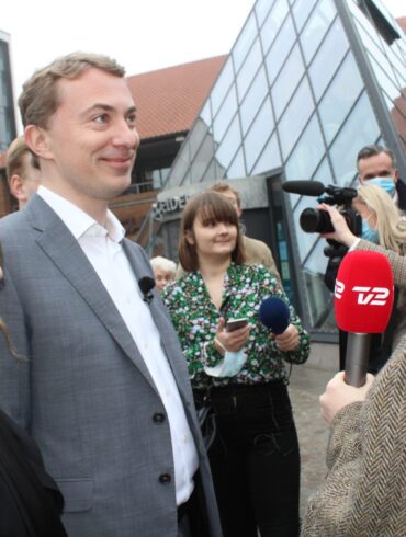 Den Korte Avis | Ny måling: Dansk Folkeparti stormer frem – de får stemmer på stram udlændingepolitik, siger ekspert