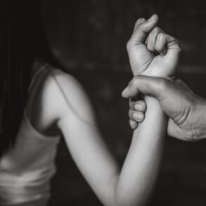 Den Korte Avis | Seks personer for frihedsberøvede og og afpressede kvinde – men vi får ikke at vide hvem, de er