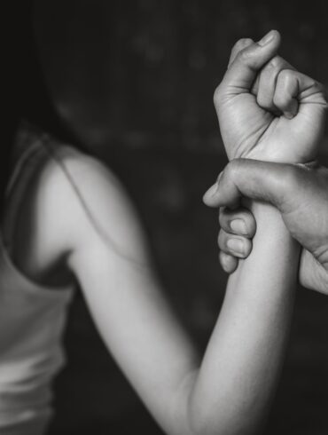 Den Korte Avis | Seks personer for frihedsberøvede og og afpressede kvinde – men vi får ikke at vide hvem, de er