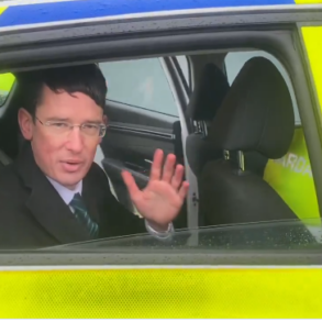 Den Korte Avis | Skolelæreren Enoch Burke insisterede på, at der kun er to biologiske køn og nægtede at tiltale en elev som transkønnet – så kørte sagen helt af sporet