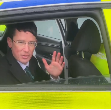 Den Korte Avis | Skolelæreren Enoch Burke insisterede på, at der kun er to biologiske køn og nægtede at tiltale en elev som transkønnet – så kørte sagen helt af sporet