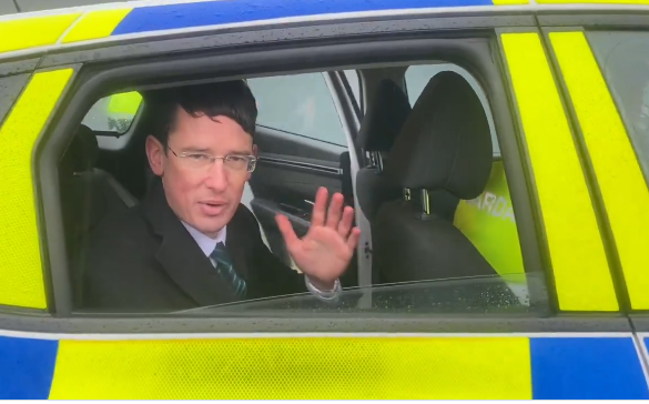 Den Korte Avis | Skolelæreren Enoch Burke insisterede på, at der kun er to biologiske køn og nægtede at tiltale en elev som transkønnet – så kørte sagen helt af sporet