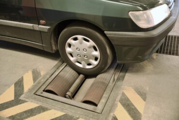 Den Korte Avis | Stærkt utilfreds kunde forlod synshal i raseri – så blev en ansat angrebet af tre mænd, brune i huden