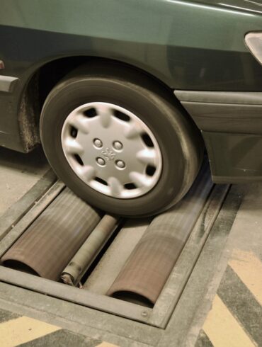 Den Korte Avis | Stærkt utilfreds kunde forlod synshal i raseri – så blev en ansat angrebet af tre mænd, brune i huden