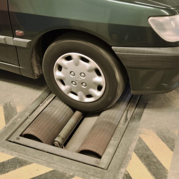 Den Korte Avis | Stærkt utilfreds kunde forlod synshal i raseri – så blev en ansat angrebet af tre mænd, brune i huden