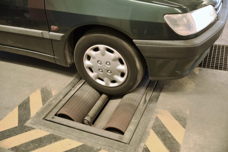 Den Korte Avis | Stærkt utilfreds kunde forlod synshal i raseri – så blev en ansat angrebet af tre mænd, brune i huden