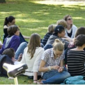 Den Korte Avis | Stor forskel på Øst