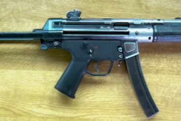 Den Korte Avis | To mænd sigtet for at fragte og opbevare en militær automatriffel – og det var ikke det eneste