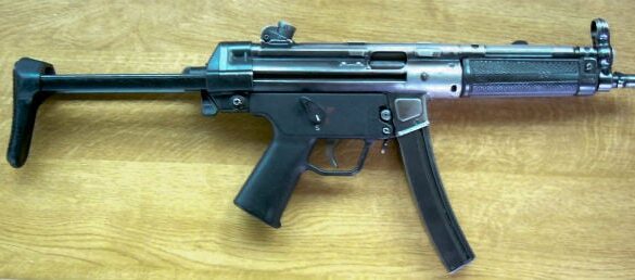 Den Korte Avis | To mænd sigtet for at fragte og opbevare en militær automatriffel – og det var ikke det eneste