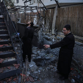 Iran truer Israel med verdensomspændende angreb, hvis de rører ambassaden i Beirut