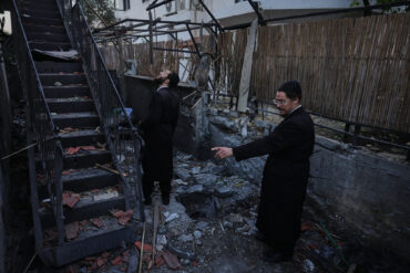 Iran truer Israel med verdensomspændende angreb, hvis de rører ambassaden i Beirut