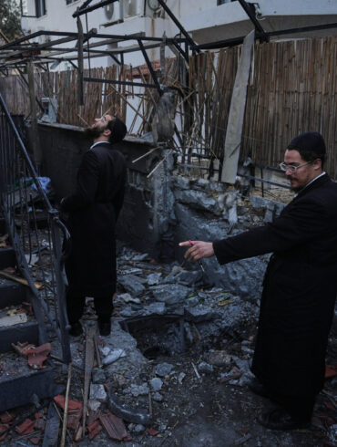 Iran truer Israel med verdensomspændende angreb, hvis de rører ambassaden i Beirut