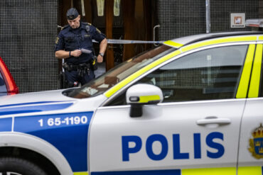 Tre teenagere sigtet for mordforsøg på en kritiker af det iranske regime