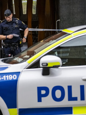 Tre teenagere sigtet for mordforsøg på en kritiker af det iranske regime