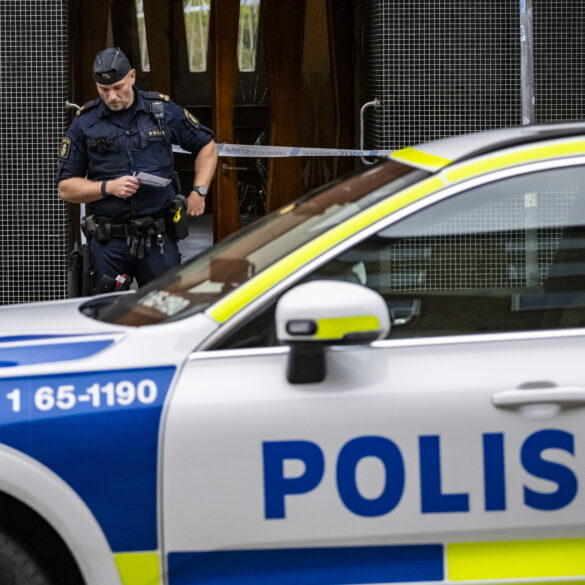 Tre teenagere sigtet for mordforsøg på en kritiker af det iranske regime