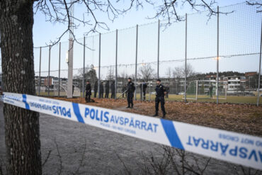 Ung mand skudt og dræbt på fodboldbane syd for Stockholm