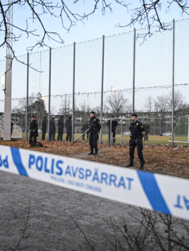 Ung mand skudt og dræbt på fodboldbane syd for Stockholm