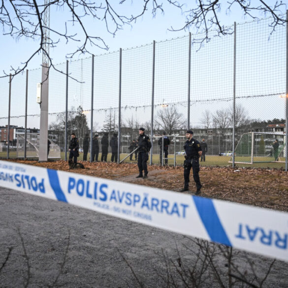 Ung mand skudt og dræbt på fodboldbane syd for Stockholm